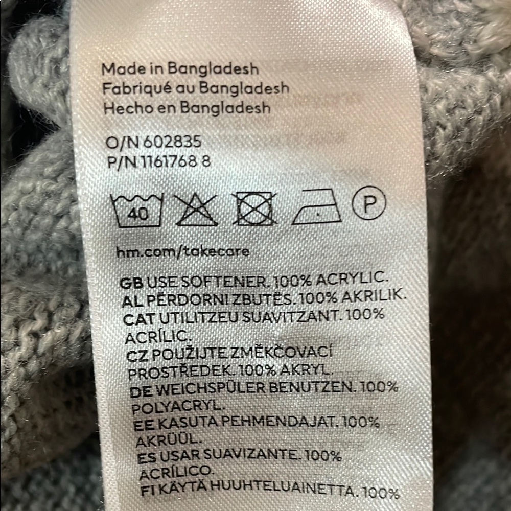 H&M Gray and White Turtleneck Cropped Sweater - Picture 4 of 4